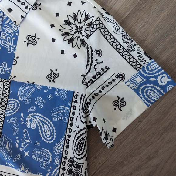 Men's Paisley Pattern Button Up resort shirt - Light Blue & White - size Large - Picture 9 of 9